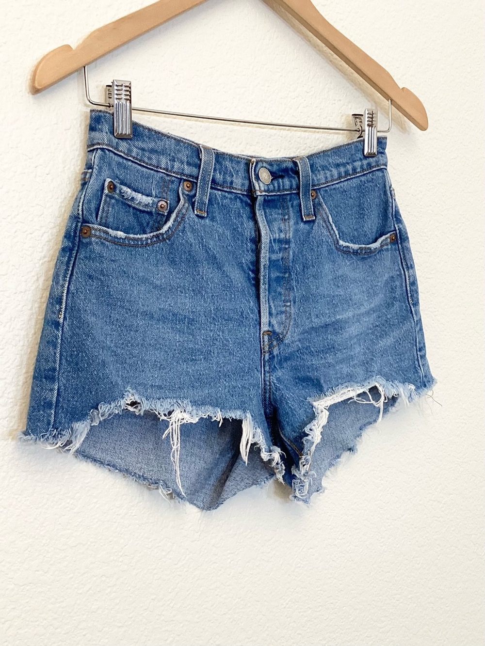 Levi’s 501 W25 (US 0/1) Denim Women’s Shorts High Rise Distressed 56327-0251 - Picture 4 of 14